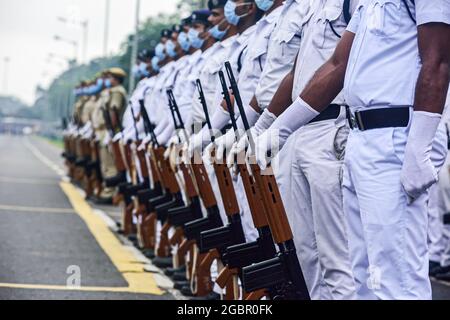 Mitarbeiter der Polizei von Kalkutta, die Gesichtsmasken tragen, nehmen an einer Parade zum 75. Unabhängigkeitstag in Indien Teil, der am 15. August stattfinden wird. Die Marching-Kontingente wurden aufgrund der anhaltenden Covid-19-Pandemie in Indien reduziert. (Foto von Sumit Sanyal / SOPA Images/Sipa USA) Stockfoto