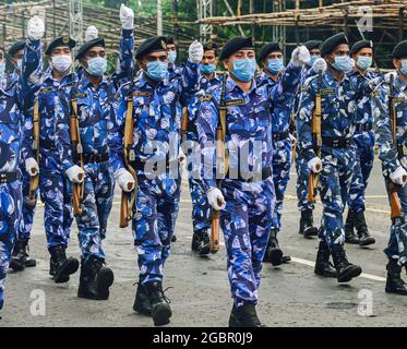 Mitarbeiter der Polizei von Kalkutta, die Gesichtsmasken tragen, nehmen an einer Parade zum 75. Unabhängigkeitstag in Indien Teil, der am 15. August stattfinden wird. Die Marching-Kontingente wurden aufgrund der anhaltenden Covid-19-Pandemie in Indien reduziert. (Foto von Sumit Sanyal / SOPA Images/Sipa USA) Stockfoto