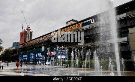 BTS Skytrain Station Siam Square Bangkok Thailand Blick vom Siam Paragon Plaza Stockfoto