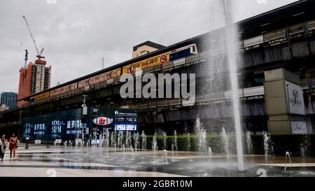 BTS Skytrain Station Siam Square Bangkok Thailand Blick vom Siam Paragon Plaza Stockfoto