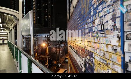 BTS Skytrain Fußgängerzone Crosswalk Thong Lo Station Sukhumvit Road Bangkok Thailand Stockfoto