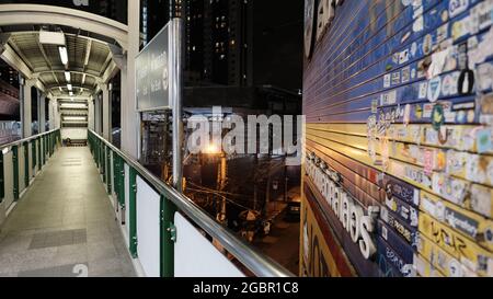 BTS Skytrain Fußgängerzone Crosswalk Thong Lo Station Sukhumvit Road Bangkok Thailand Stockfoto