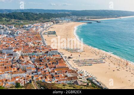 Nazare, Provinz Estremadura, Portugal. Der Strand von Sitio aus gesehen, einem der drei Viertel der Stadt. Sitio überblickt die Hauptstadt von einem Stockfoto