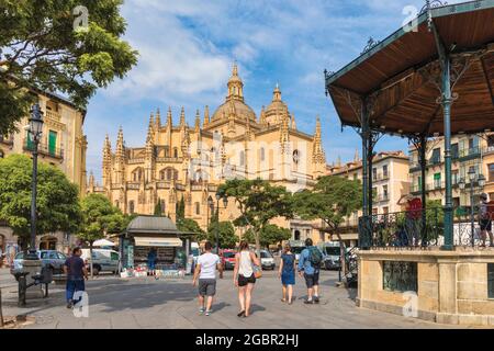 Die gotische Kathedrale auf der anderen Seite der Plaza Mayor, Segovia, der Provinz Segovia, Kastilien und Leon, Spanien. Die Altstadt von Segovia und sein Aquädukt sind ein Stockfoto