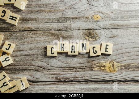 Ändern Sie Wortwürfel auf Holz Hintergrund, Englisch Sprache Lernkonzept Stockfoto