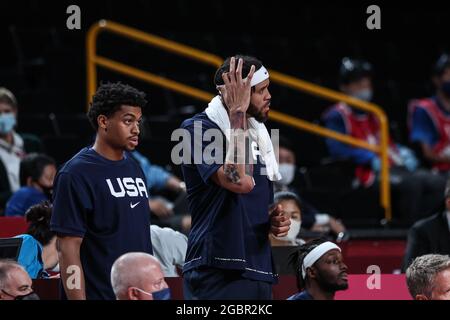 (210805) -- SAITAMA, 5. August 2021 (Xinhua) -- Javale McGee (R) aus den Vereinigten Staaten wird während des Männer-Basketball-Halbfinales zwischen den Vereinigten Staaten und Australien bei den Olympischen Spielen 2020 in Tokio in Saitama, Japan, am 5. August 2021 gesehen. (Xinhua/Pan Yulong) Stockfoto