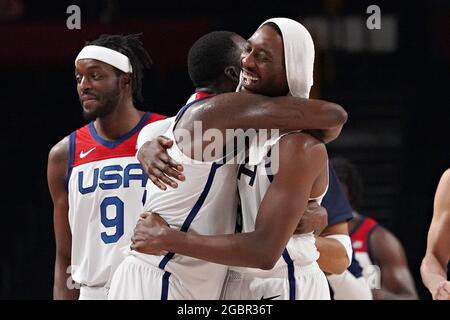 Tokio, Japan. August 2021. Die Vereinigten Staaten von Amerika Draymond Green, links, umarmt Teamkollege Khris Middleton, rechts, nachdem er am Donnerstag, dem 5. August 2021, im Halbfinale der Männer im Basketball bei den Olympischen Spielen in Tokio, Japan, den Australier besiegt hatte. Die Vereinigten Staaten schlugen Australien 97-78. Foto von Richard Ellis/UPI. Kredit: UPI/Alamy Live Nachrichten Stockfoto