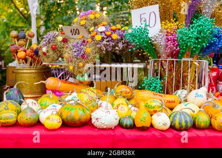 Kikinda, Vojvodina, Serbien - 11. Oktober 2014: Verschiedene farbige getrocknete Blumen und Kürbisse mit schriftlichen Notizen und Preis sind auf Stand zum Verkauf, A platziert Stockfoto