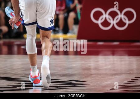 (210805) -- SAITAMA, 5. August 2021 (Xinhua) -- Devin Booker der Vereinigten Staaten wird während des Männer-Basketball-Halbfinales zwischen den Vereinigten Staaten und Australien bei den Olympischen Spielen 2020 in Tokio in Saitama, Japan, am 5. August 2021 gesehen. (Xinhua/Pan Yulong) Stockfoto