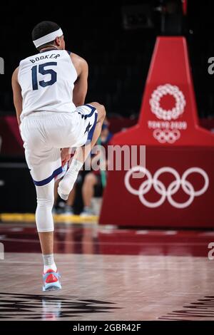 (210805) -- SAITAMA, 5. August 2021 (Xinhua) -- Devin Booker der Vereinigten Staaten wird während des Männer-Basketball-Halbfinales zwischen den Vereinigten Staaten und Australien bei den Olympischen Spielen 2020 in Tokio in Saitama, Japan, am 5. August 2021 gesehen. (Xinhua/Pan Yulong) Stockfoto