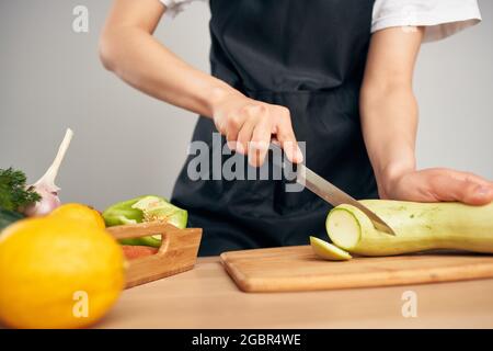 Hausfrau in der Küche schneiden Gemüse auf einem Schneidebrett Vitamine Stockfoto