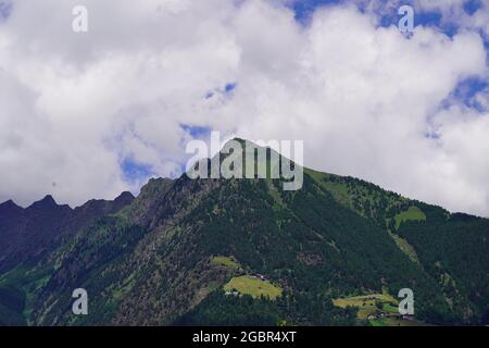 Mutter-Gipfel in Südtirol, Italien mit bewölktem Himmel im Hintergrund Stockfoto