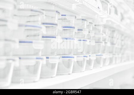 Wiederverwendbare Lebensmittelbehälter. Behälter zur Lagerung von Lebensmitteln. Verantwortungsvoller Umgang mit Ressourcen. Durchsichtige Lebensmittelbehälter aus Kunststoff. Stockfoto