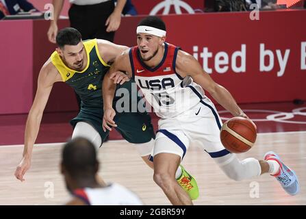 Tokio, Japan. August 2021. Devin Booker (R) der Vereinigten Staaten wird vom australischen Chris Goulding während des Männer-Basketball-Halbfinales bei den Olympischen Spielen 2020 in Tokio, am Donnerstag, den 5. August 2021, streng bewacht. Japan. Die USA avancierte zum Goldmedaillenspiel mit einem 97-78-Sieg. Foto von Mike Theiler/UPI Credit: UPI/Alamy Live News Stockfoto