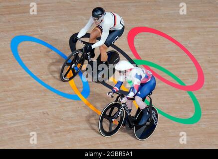 Der britische Jack Carlin (rechts) besiegt am dreizehnten Tag der Olympischen Spiele in Tokio 2020 in Japan den deutschen Maximilian Levy im Viertelfinale der Männer im Sprint-Stadion Heat 3 auf dem Izu Velodrome. Bilddatum: Donnerstag, 5. August 2021. Stockfoto