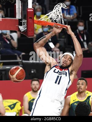 Tokio, Japan. August 2021. Javale McGee der Vereinigten Staaten beendet das Spiel mit einem Korb gegen Australien während des Männer-Basketball-Halbfinales bei den Olympischen Spielen 2020 in Tokio, Donnerstag, den 5. August 2021, Japan. Die USA avancierte mit einem Sieg von 97-78 zur Goldmedaille. Foto von Mike Theiler/UPI Credit: UPI/Alamy Live News Stockfoto