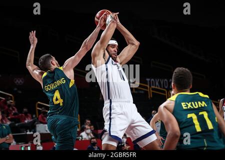 Saitama, Japan. August 2021. Javale McGee (C) aus den Vereinigten Staaten tritt während des Männer-Basketball-Halbfinales zwischen den Vereinigten Staaten und Australien bei den Olympischen Spielen 2020 in Tokio in Saitama, Japan, am 5. August 2021 an. Quelle: Pan Yulong/Xinhua/Alamy Live News Stockfoto