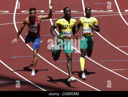 Hansle Pergament aus Jamaika (C) und Ronald Levy aus Jamaika (R) passieren Devon Allen aus den USA, nachdem sie im Finale der 110-m-Hürden der Männer beim Leichtathletik-Wettbewerb während der Olympischen Sommerspiele in Tokio am Donnerstag, dem 5. August 2021, die Ziellinie überquert haben. Pergament gewann die Goldmedaille, Grant Holloway aus den USA gewann das Silber und Levy gewann die Bronze. Foto von Bob Strong/UPI Stockfoto