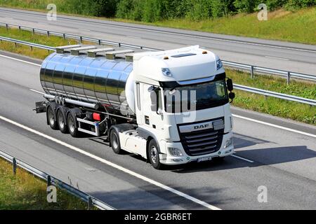 Weißer DAF XF-Satteltanker transportiert Güter auf der Autobahn, erhöhte Aussicht. Salo, Finnland. 22. Juli 2021. Stockfoto