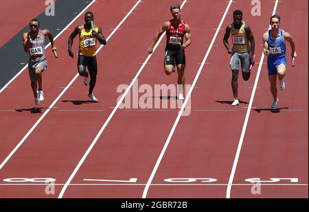 Tokio, Japan. August 2021. Läufer gehen beim Leichtathletik-Wettbewerb während der Olympischen Sommerspiele in Tokio am Donnerstag, dem 5. August 2021, in einer Runde 1 für Männer in einer 4x100-m-Staffel ins Ziel. Foto von Bob Strong/UPI Credit: UPI/Alamy Live News Stockfoto