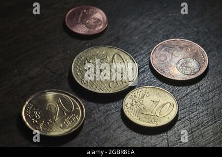 Berlin, Deutschland. August 2021. 86 Eurocent stehen auf dem Tisch. In einer am Donnerstag veröffentlichten Entscheidung ordnete das Bundesverfassungsgericht rückwirkend von Juli 20 bis zum Inkrafttreten eines neuen Staatsvertrages die Erhöhung der Rundfunkgebühr von 17.50 Euro auf 18.36 Euro an. Das Land Sachsen-Anhalt hatte den 86-Cent-Anstieg blockiert, den die Richter in Karlsruhe als Verstoß gegen die in der deutschen Verfassung verankerte Rundfunkfreiheit betrachteten. Quelle: Stefan Jaitner/dpa/Alamy Live News Stockfoto