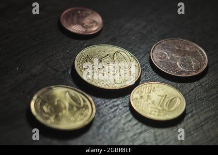 Berlin, Deutschland. August 2021. 86 Eurocent stehen auf dem Tisch. In einer am Donnerstag veröffentlichten Entscheidung ordnete das Bundesverfassungsgericht rückwirkend von Juli 20 bis zum Inkrafttreten eines neuen Staatsvertrages die Erhöhung der Rundfunkgebühr von 17.50 Euro auf 18.36 Euro an. Das Land Sachsen-Anhalt hatte den 86-Cent-Anstieg blockiert, den die Richter in Karlsruhe als Verstoß gegen die in der deutschen Verfassung verankerte Rundfunkfreiheit betrachteten. Quelle: Stefan Jaitner/dpa/Alamy Live News Stockfoto