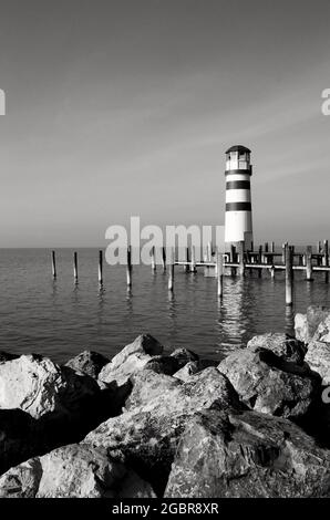 Leuchtturm am Neusiedler See schönes Schwarz-Weiß-Fotografiepanorama am Meer. Neusiedler See, Burgenland, Österreich. Schönes Panorama am See. Stockfoto