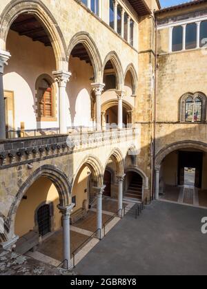 Innenhof im Renaissance Vitelleschi Palast, in dem das Nationale Archäologische Museum Tarquinia - Tarquinia, Italien untergebracht ist Stockfoto