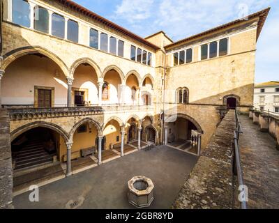 Innenhof im Renaissance Vitelleschi Palast, in dem das Nationale Archäologische Museum Tarquinia - Tarquinia, Italien untergebracht ist Stockfoto