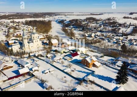 Winter Venjow Stadtbild mit Epiphany und Kasan Kirchen, Russland Stockfoto
