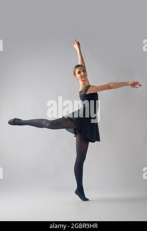 Junge Frau Ballerina macht fouette auf dem Hintergrund Stockfoto