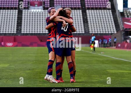 KASHIMA, JAPAN – AUGUST 5: Carli Lloyd aus den Vereinigten Staaten feiert am 5. August mit Megan Rapinoe aus den Vereinigten Staaten und Lindsey Horan aus den Vereinigten Staaten, nachdem sie beim Bronze-Medaillenspiel der Olympischen Frauenfußballturniere Tokio 2020 zwischen Australien und den Vereinigten Staaten im Ibaraki Kashima Stadium ihr drittes Tor erzielt hatte. 2021 in Kashima, Japan (Foto: Pablo Morano/Orange Picics) Quelle: Orange Pics BV/Alamy Live News Stockfoto