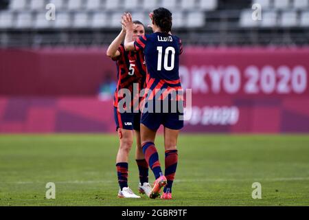 KASHIMA, JAPAN - 5. AUGUST: Carli Lloyd aus den Vereinigten Staaten feiert mit Kelley O Hara aus den Vereinigten Staaten, nachdem sie beim Bronze-Medaillenspiel zwischen Australien und den Vereinigten Staaten im Ibaraki Kashima Stadium am 5. August beim Olympischen Frauenfußballturnier in Tokio 2020 ihr drittes Tor erzielt hat. 2021 in Kashima, Japan (Foto: Pablo Morano/Orange Picics) Quelle: Orange Pics BV/Alamy Live News Stockfoto