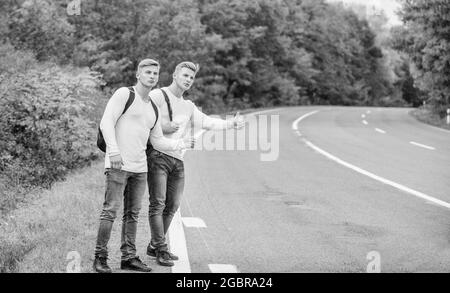 Fangen Fahrten. Stop Auto mit Daumen nach oben Geste. Anhalten und Anhalten Auto mit Daumen nach oben Geste auf dem Land. Unterwegs. Genießen Sie die Sommerwanderung Stockfoto