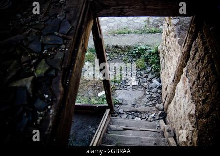 Treppe in einem rustikalen ruinierten Haus Stockfoto