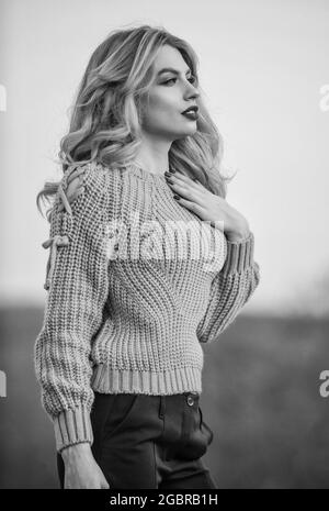 Elegance-Konzept. Fancy Mädchen Make-up Gesicht tragen Strickpullover. Bei Stil geht es um Ausgewogenheit. Wunderschöne Dame, die sich in einem Wollpullover wohlfühlt. Trendy Stockfoto