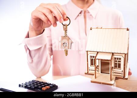 Makler hält Schlüssel zum Haus, Mietvertrag Stockfoto