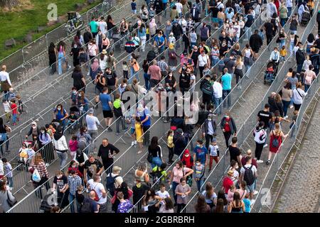 Leute, die in der Schlange stehen, Corona-konform, um den Jahrmarkt, den temporären Vergnügungspark Happy Colonia, am Ufer des Rheins in Deutz, C, zu betreten Stockfoto