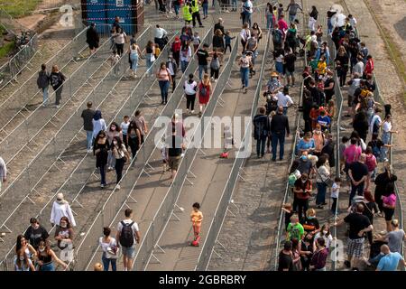 Leute, die in der Schlange stehen, Corona-konform, um den Jahrmarkt, den temporären Vergnügungspark Happy Colonia, am Ufer des Rheins in Deutz, C, zu betreten Stockfoto