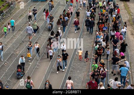 Leute, die in der Schlange stehen, Corona-konform, um den Jahrmarkt, den temporären Vergnügungspark Happy Colonia, am Ufer des Rheins in Deutz, C, zu betreten Stockfoto