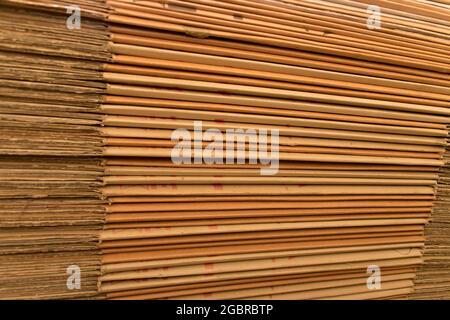 Stapel abgeflachter Wellpappenkartons (Verpackungskartons), die beim Umzug des Hauses zum Verpacken verwendet werden. Bereit für den nächsten Schritt, Australien, gelagert. Hintergrund. Stockfoto