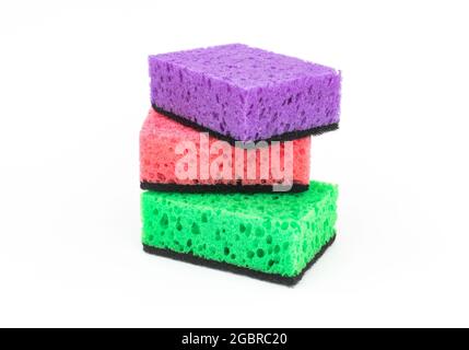 Saubere bunte Küchenschwämme auf weißem isoliertem Hintergrund Stockfoto