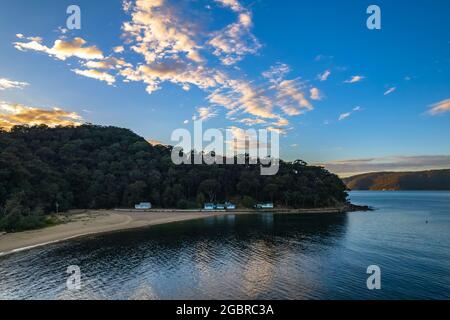 Fischerboote und Sonnenaufgang in Brisk Bay vom Patonga Beach an der Central Coast von NSW, Australien. Stockfoto