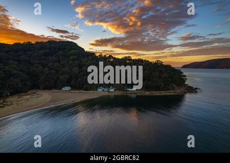 Fischerboote und Sonnenaufgang in Brisk Bay vom Patonga Beach an der Central Coast von NSW, Australien. Stockfoto