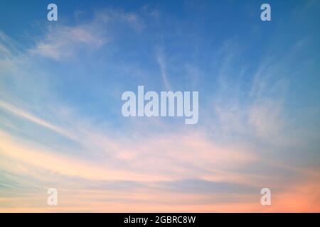 Cirrus Wolken am Sonnenuntergang Himmel mit Pastell Farbe Afterglow Stockfoto