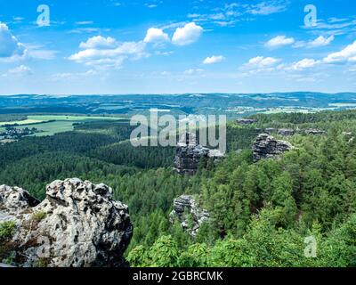 Blick über die Felsen des Elbsandsteingebirges Stockfoto