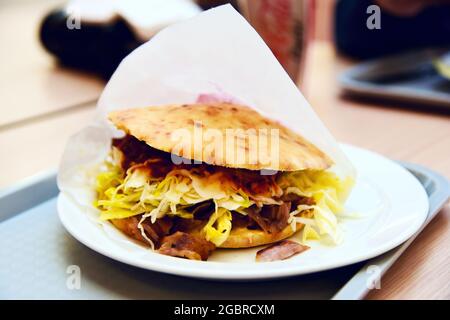 Schmackhafter Döner auf einem Teller in einem Restaurant Stockfoto