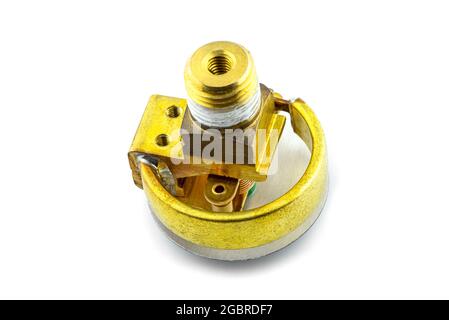 Makrofoto eines Bourdon-Rohr-Manometers mit freiliegenden Kupferelementen, isoliert auf weißem Hintergrund. Stockfoto