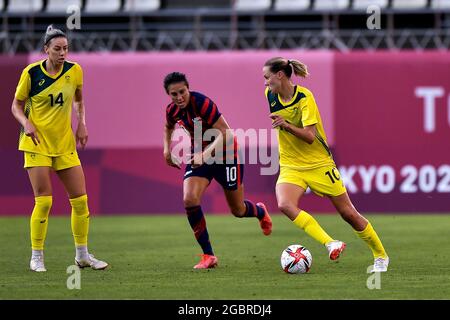 KASHIMA, JAPAN - 5. AUGUST: Carli Lloyd von den Vereinigten Staaten und Emily van Egmond von Australien während des Olympischen Frauenfußballturniers in Tokio 2020 Bronze-Medaille-Spiel zwischen Australien und den Vereinigten Staaten im Ibaraki Kashima Stadium am 5. August 2021 in Kashima, Japan (Foto von Pablo Morano/Orange Picles) Quelle: Orange Pics BV/Alamy Live News Stockfoto