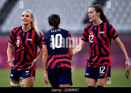 KASHIMA, JAPAN – AUGUST 5: Carli Lloyd aus den Vereinigten Staaten feiert mit Julie Ertz aus den Vereinigten Staaten und Tierna Davidson aus den Vereinigten Staaten, nachdem sie beim Bronze-Medaillenspiel zwischen Australien und den Vereinigten Staaten im Ibaraki Kashima Stadium am 5. August beim Olympischen Frauenfußballturnier in Tokio 2020 ihr drittes Tor erzielt hatte, 2021 in Kashima, Japan (Foto: Pablo Morano/Orange Picches) Stockfoto